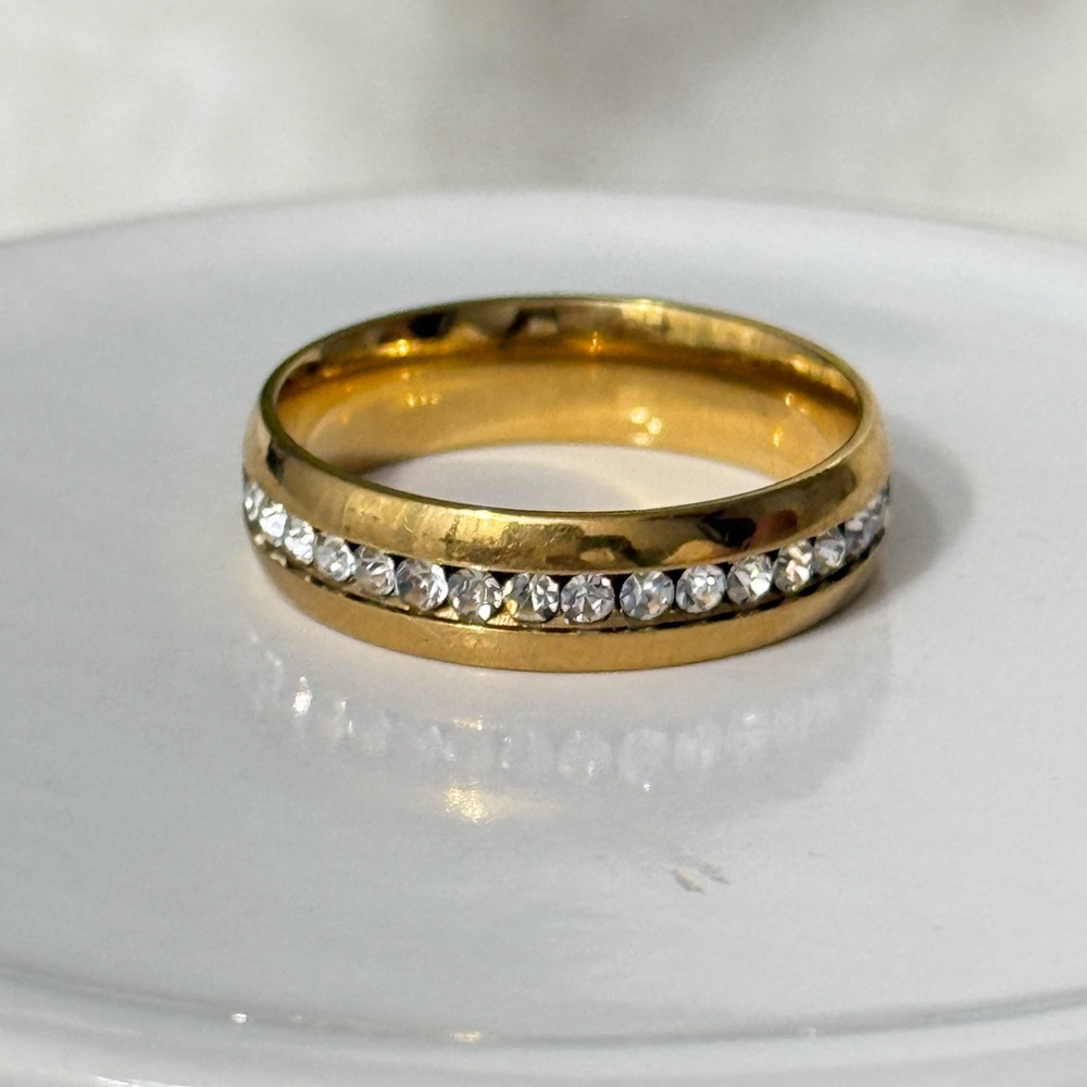 Unisex Band Rhinestone Ring Made Of Stainless Steel (Various Sizes) - Picture 5 of 13